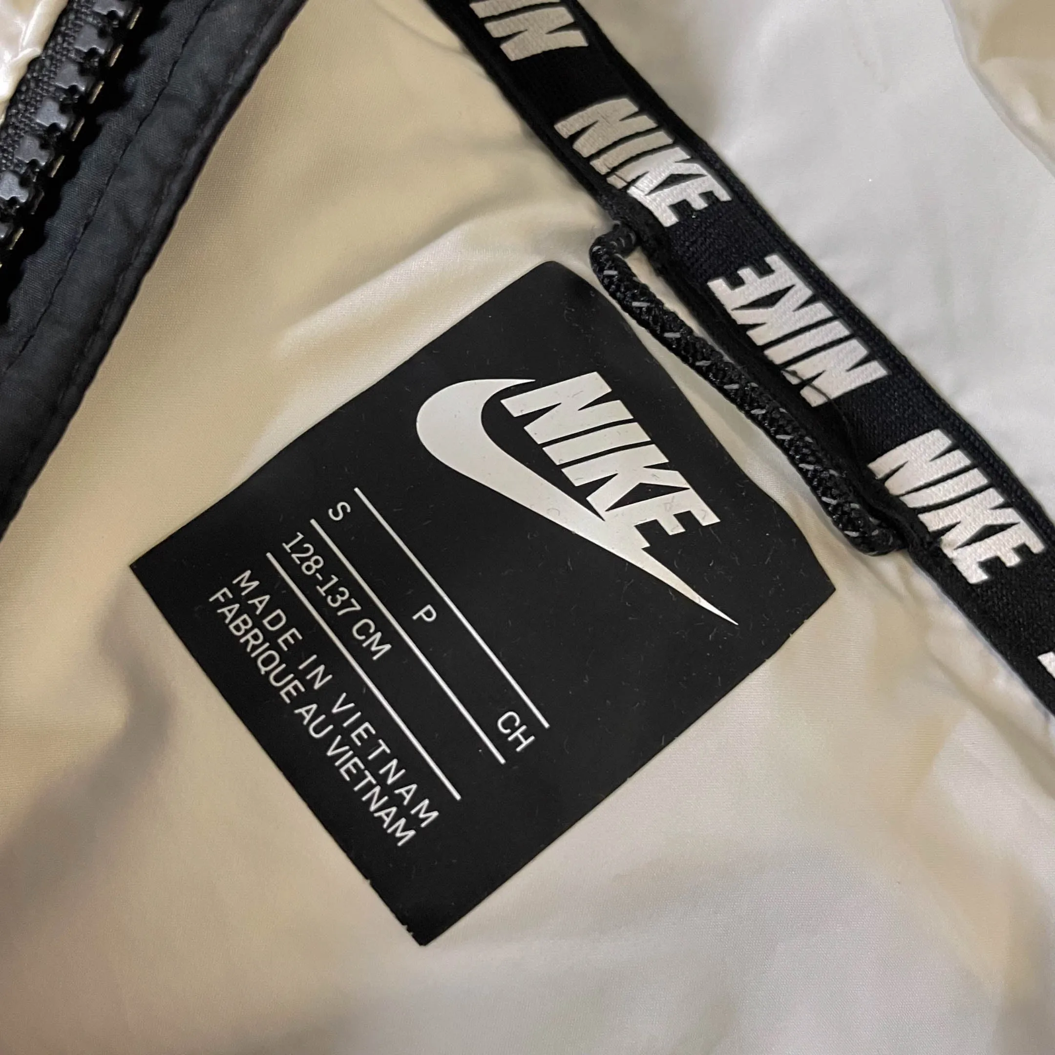 Vintage Nike Just do it puffer padded black hoodie jacket in XS|L22 W16|SKU 3809